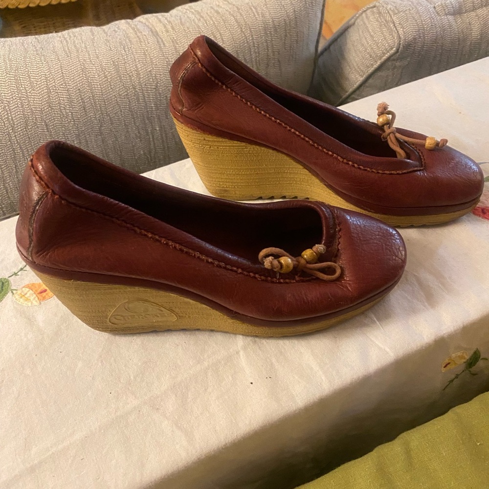 *Cherokee - vintage 1970’s - Reddish Brown - bead tassel Leather Wedge heels
